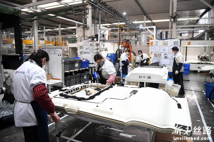 工人在位于重庆空港工业园的佛吉亚(重庆)汽车零部件有限公司重庆工厂